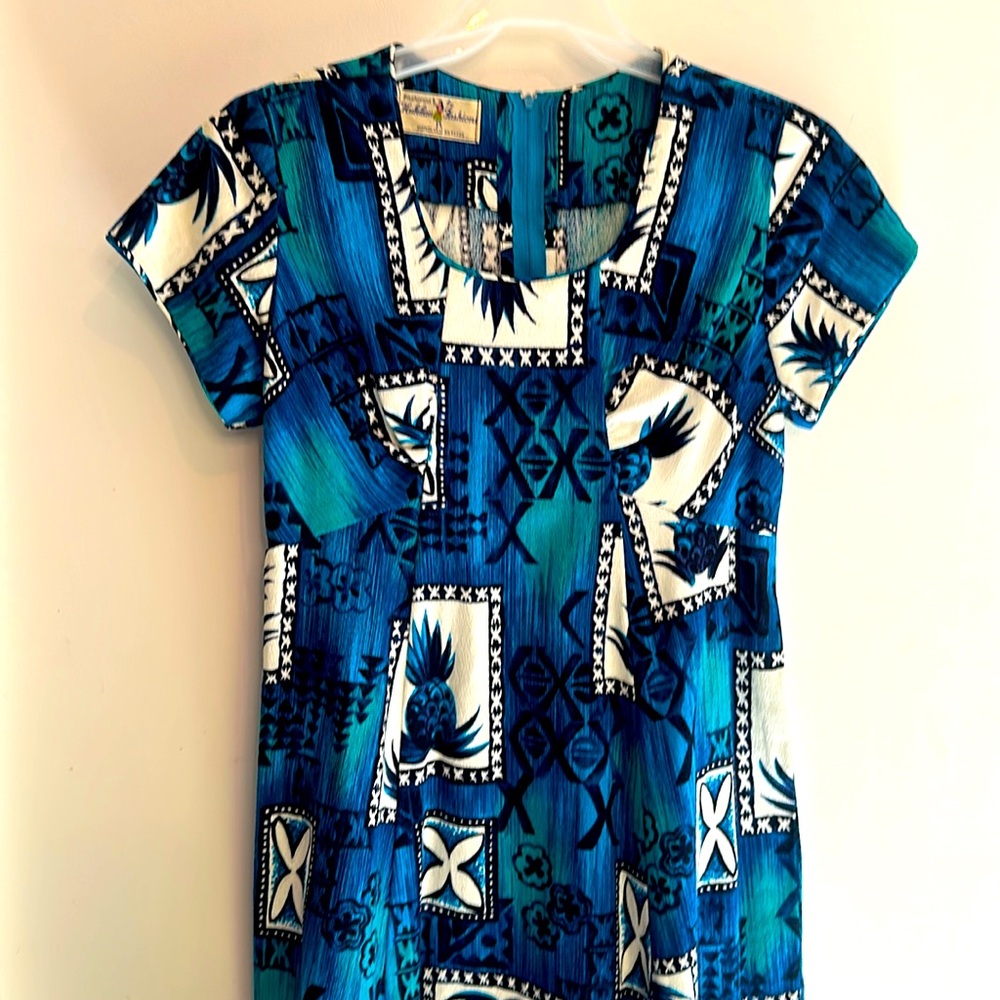 Sm Hawaiian dress. Vintage 1960’s. Sm Hukilau Fashions Honolulu Rn 43220. A line